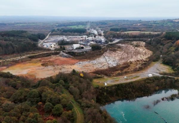 Vue aérienne du site de Glomel (Côte d'Armor) exploité par la multinationale française Imerys, le 5 novembre 2024