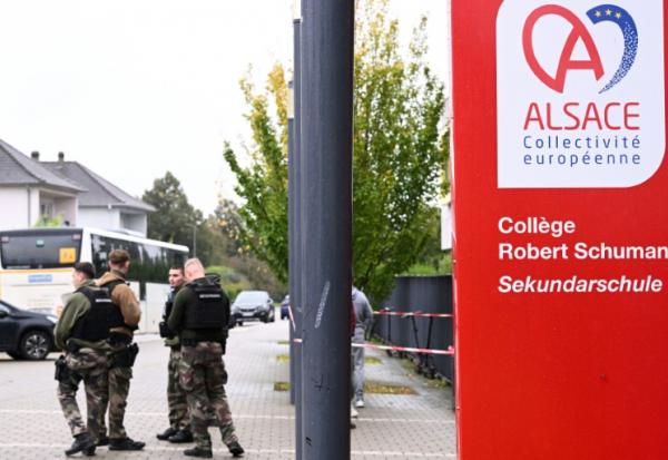 Gendarmes à l'entrée du collège Robert Schuman, à Benfeld (Bas-Rhin), le 24 septembre 2025