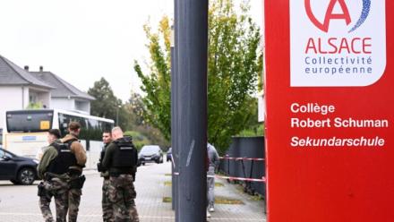 Gendarmes à l'entrée du collège Robert Schuman, à Benfeld (Bas-Rhin), le 24 septembre 2025
