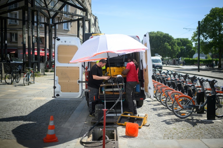 Des ouvriers se protègent de la chaleur sous un parasol à Nantes le 26 mai 2026