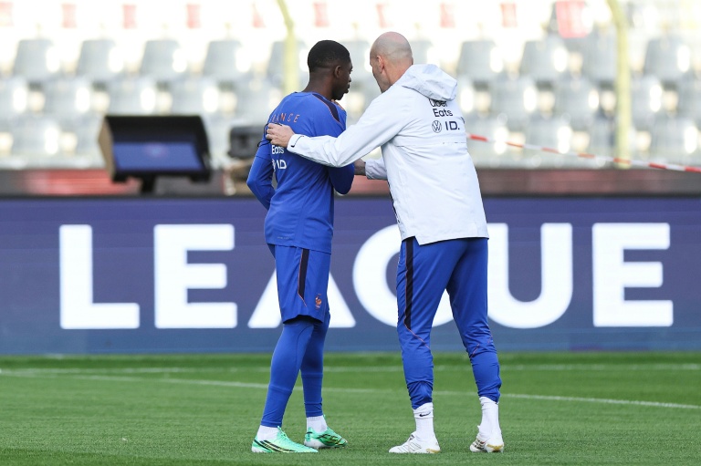 Zinédine Zidane discute avec Ousmane Dembélé, qi sera capitaine contre la Belgique, à l'entraînement des Bleus le 27 septembre 2026 au stade Roi-Baudouin à Bruxelles