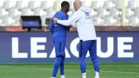 Zinédine Zidane discute avec Ousmane Dembélé, qi sera capitaine contre la Belgique, à l'entraînement des Bleus le 27 septembre 2026 au stade Roi-Baudouin à Bruxelles
