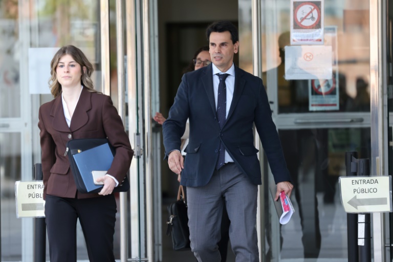 Alberto Gonzalez Amador, compagnon d'Isabel Diaz Ayuso, dirigeante de la région de Madrid, quitte le Tribunal supérieur de justice après avoir témoigné devant le juge qui enquête sur lui pour fraude fiscale présumée, à Madrid, le 10 avril 2025