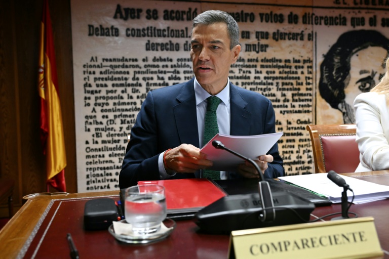 Le Premier ministre espagnol, Pedro Sanchez, lors de son audition devant une commission d'enquête du Sénat, le 30 octobre 2025 à Madrid