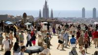Des touristes visitent le parc Güell à Barcelone, le 20 juin 2026 en Espagne