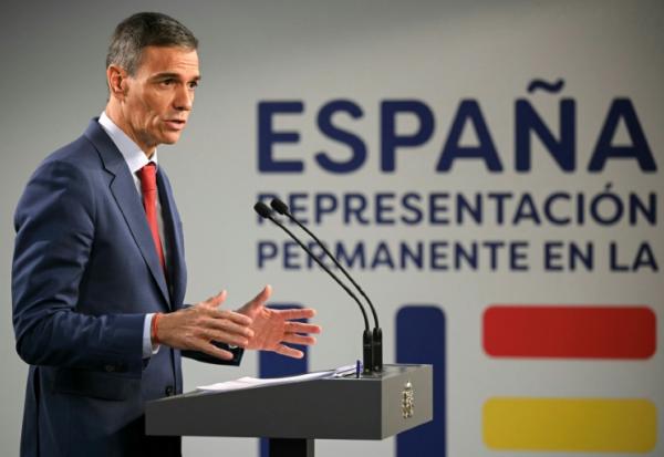 Le Premier ministre espagnol Pedro Sanchez lors d'une conférence de presse dans le cadre de la réunion du Conseil européen des 27 dirigeants de l'UE à Bruxelles, le 23 octobre 2025