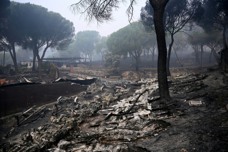 Des bateaux fondus sont visibles au barrage de San Juan après qu'un incendie de forêt a ravagé la région, à 65 kilomètres au sud-ouest de Madrid, le 28 juillet 2026