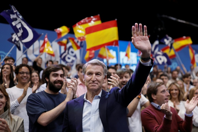 Le leader de l'opposition de droite espagnole, Alberto Núñez Feijóo, arrive pour un meeting de campagne, le 10 octobre 2026 à Madrid en vue des élections législatives de fin novembre