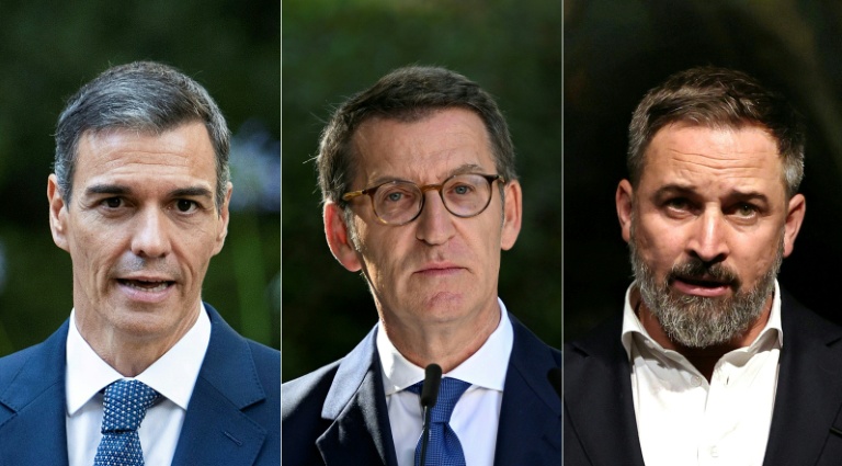 Le Premier ministre socialiste espagnol Pedro Sanchez (à gauche), le 29 juillet 2025 à Palma de Majorque), le chef du Parti populaire Alberto Nunez Feijoo (au centre), à Madrid le 28 juillet 2022, et celui du parti Vox Santiago Abascal, le 10 juillet 2023 à Madrid