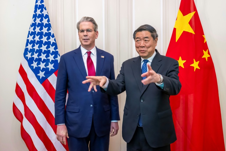 Photo diffusée par les Affaires étrangères suisses le 14 mai 2025 montrant le vice-Premier ministre chinois He Lifeng (à droite) et le secrétaire au Trésor américain Scott Bessent, le 10 mai 2025 à Genève