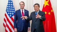 Photo diffusée par les Affaires étrangères suisses le 14 mai 2025 montrant le vice-Premier ministre chinois He Lifeng (à droite) et le secrétaire au Trésor américain Scott Bessent, le 10 mai 2025 à Genève