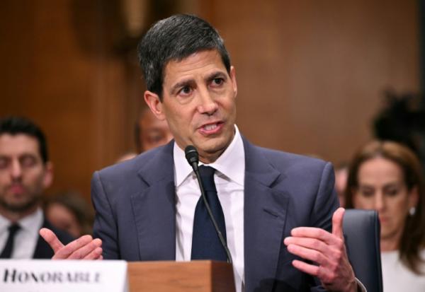 Kevin Warsh, candidat à la présidence de la Réserve fédérale américaine, lors d'une audition de la commission bancaire du Sénat sur sa nomination au Capitole, le 21 avril 2026 à Washington