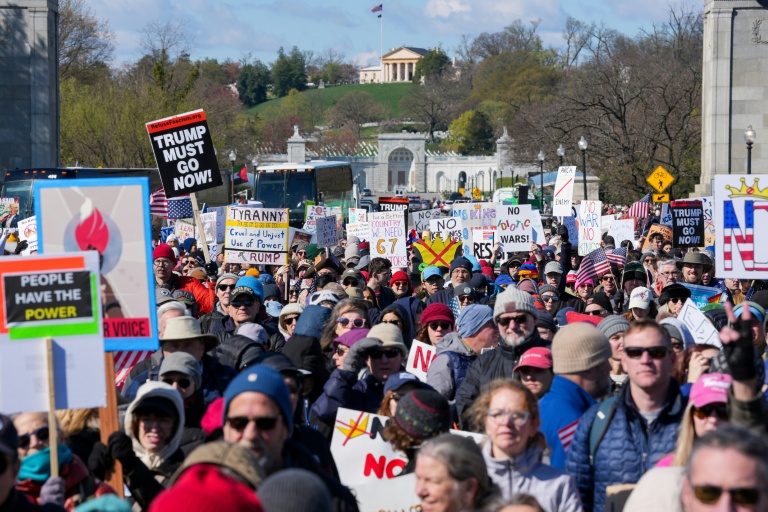 Des manifestants défilent contre Trump en banlieue de Washington lors d'un rassemblement 