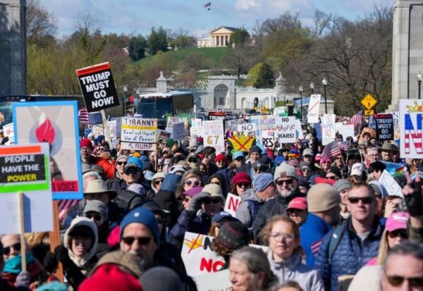 Des manifestants défilent contre Trump en banlieue de Washington lors d'un rassemblement "No Kings", le 28 mars 2O26