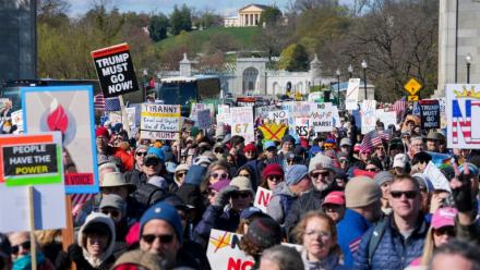 Des manifestants défilent contre Trump en banlieue de Washington lors d'un rassemblement "No Kings", le 28 mars 2O26
