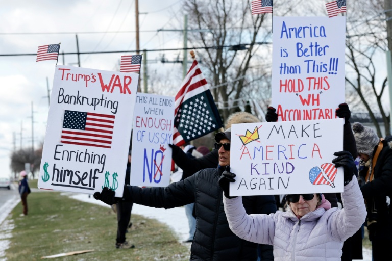 Des manifestants se rassemblent pour défiler contre Donald Trump à West Bloomfield, en banlieue de Détroit, Michigan, lors d'une journée de manifestations 