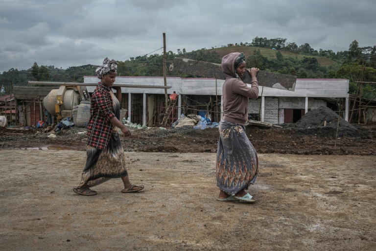 Deux jeunes filles transportent des matériaux de construction sur un chantier dans le centre de Beshasha (Ethiopie), la ville natale du Premier ministre éthiopien Abiy Ahmed, le 28 mai 2026