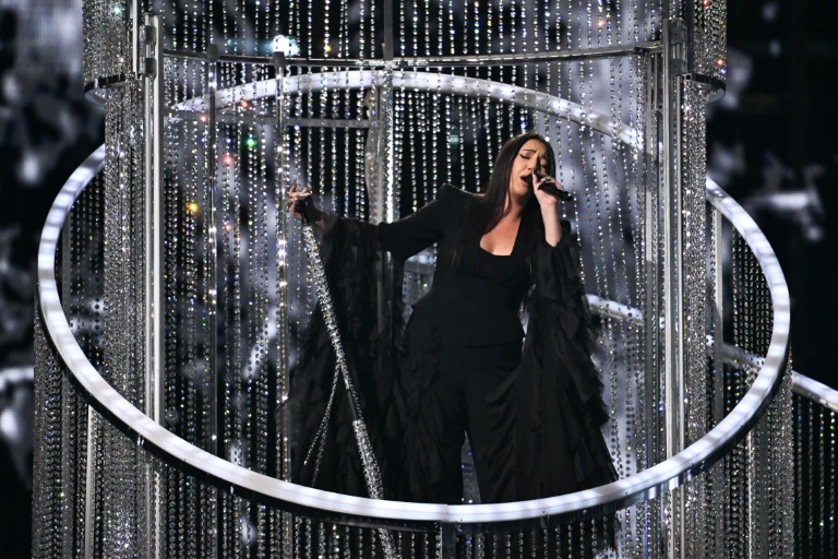 La chanteuse israélienne Yuval Raphael pendant une répétition en costume de la seconde demi-finale de l'Eurovision, le 14 mai 2025 à Bâle, en Suisse