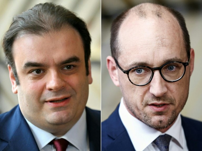 Le ministre des Finances grec Kyriakos Pierrakakis (G) et le ministre du Budget belge Vincent Van Peteghem (D), tous les deux candidats à la présidence de l’Eurogroupe

