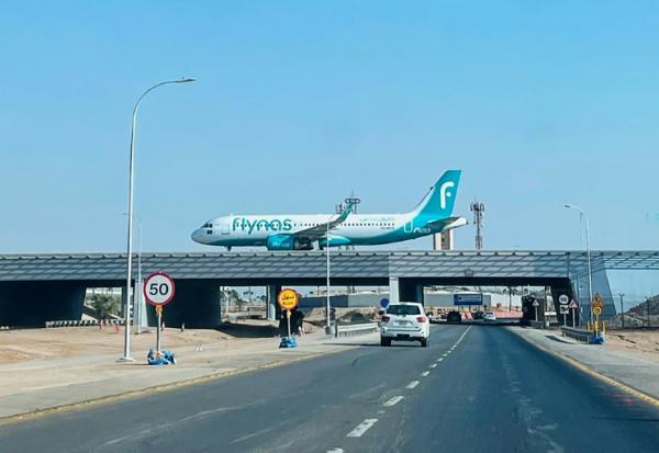 Un vol de la compagnie Flynas atterrit à l'aéroport international King Khalid à Ryad, pris pour cible dans le cadre du conflit avec les Houthis, le 19 septembre 2026