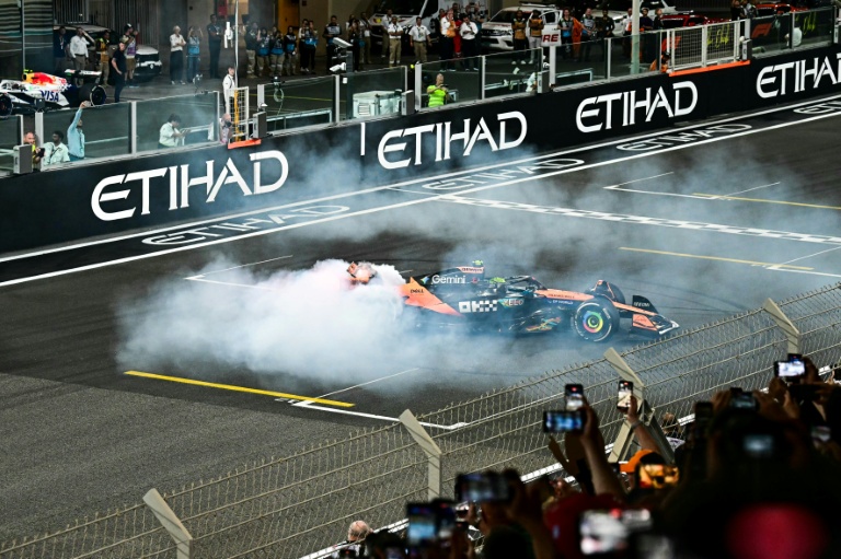 Lando Norris célèbre son premier titre de champion du monde de Formule 1, le 7 décembre 2025 à Abou Dhabi