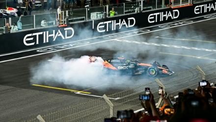 Lando Norris célèbre son premier titre de champion du monde de Formule 1, le 7 décembre 2025 à Abou Dhabi