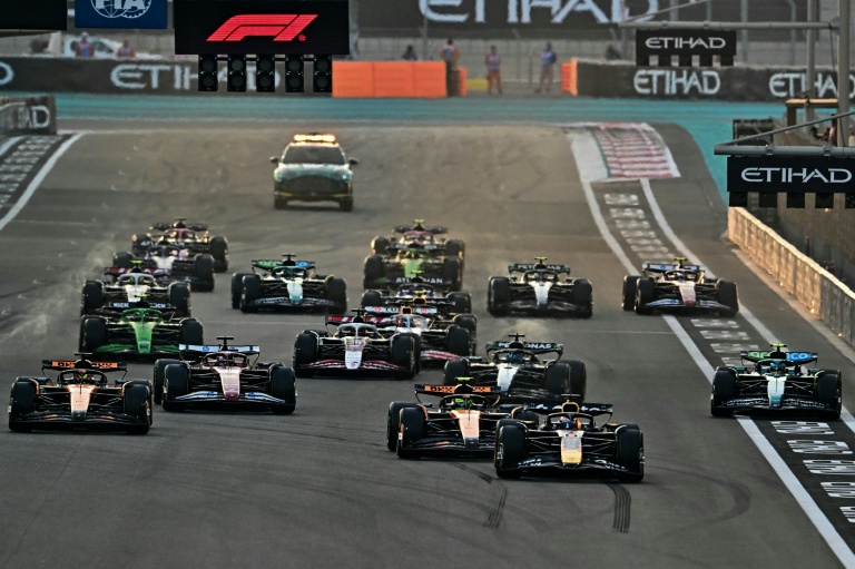 Max Verstappen en tête au départ du GP d'Abou Dhabi le 7 décembre 2025