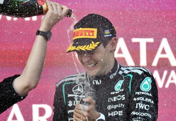 Le pilote britannique George Russell sur la plus haute marche du podium le 26 septembre 2026 à Bakou lors du GP d'Azerbaïdjan 