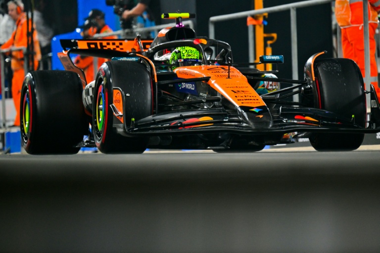 Le pilote britannique Lando Norris (McLaren) lors de la séance de qualifications du Grand Prix d'Abou Dhabi de Formule 1 sur le circuit de Yas Marina le 6 décembre 2025.
