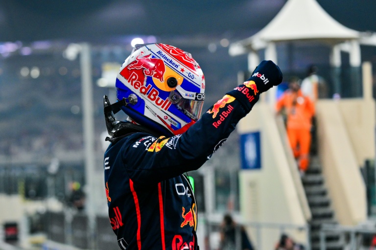 Le pilote de Formule 1 néerlandais Max Verstappen (Red Bull) après avoir réalisé la pole-position lors du Grand Prix d'Abou Dhabi, dernière épreuve de la saison, sur le circuit de Yas Marina le 6 décembre 2025.
