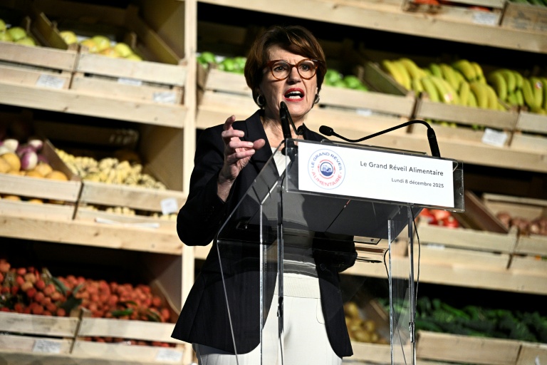 La ministre française de l'Agriculture, Annie Genevard, lors d'un discours sur la souveraineté alimentaire depuis le marché de gros de Rungis (sud de Paris) le 8 décembre 2025