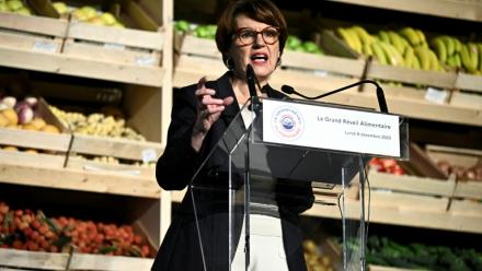 La ministre française de l'Agriculture, Annie Genevard, lors d'un discours sur la souveraineté alimentaire depuis le marché de gros de Rungis (sud de Paris) le 8 décembre 2025
