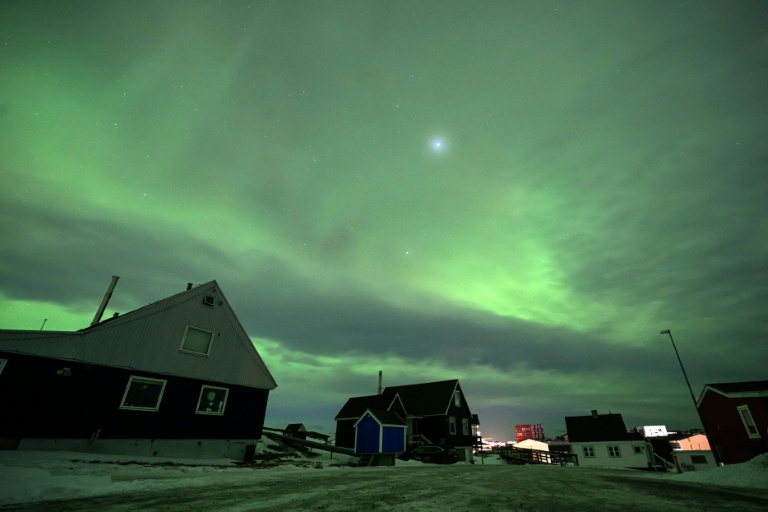 Des aurores boréales illuminent le ciel à Nuuk, la capitale du Groenland, le 22 janvier 2026  