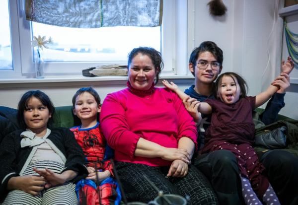Lykke Lynge et ses enfants dans un café de Nuuk, la capitale du Groenland, le 19 janvier 2026 