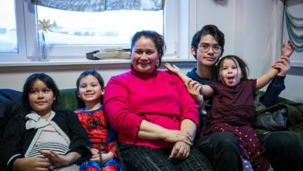 Lykke Lynge et ses enfants dans un café de Nuuk, la capitale du Groenland, le 19 janvier 2026 