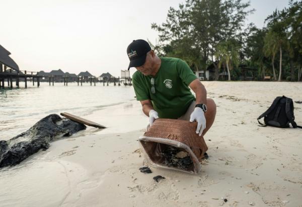 Un défenseur de l'environnement s'occupe de tortues sur l'île de Mataking, en Malaisie, le 25 septembre 2026