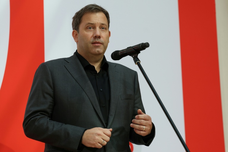 Lars Klingbeil, dirigeant du SPD et ministre des Finances du chancelier Merz, lors d'une conférence de presse au lendemain des élections régionales à Berlin et dans le Mecklembourg-Poméranie-Occidentale, le 21 septembre 2026 à Berlin
