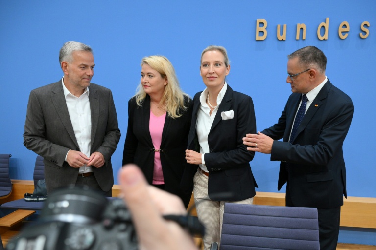 Les coprésidents du parti d'extrême droite Alternative pour l'Allemagne (AfD), Alice Weidel (d) et Tino Chrupalla (2e d), la tête de liste de l'AfD pour les élections régionales de Berlin, Kristin Brinker (2e g), et le candidat de l'AfD au poste de ministre-président du Mecklembourg-Poméranie-Occidentale, Leif-Erik Holm (g), arrivent pour une conférence de presse à Berlin, le 21 septembre 2026