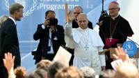 Le pape Léon XIV salue la foule lors d'une visite au siège du Programme alimentaire mondial (PAM), à Rome, le 22 juin 2026.