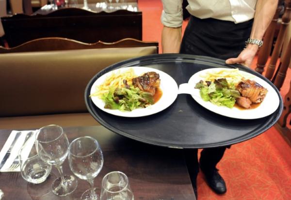La sortie au restaurant fait les frais des tensions sur le pouvoir d'achat aggravées par la hausse des prix à la pompe