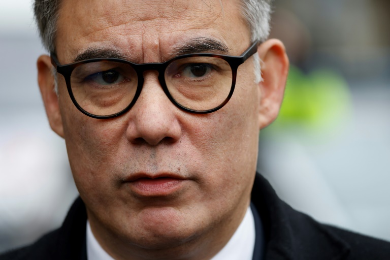 Le Premier secrétaire du PS Olivier Faure lors d'une conférence de presse avant une rencontre avec Emmanuel Macron, à l'extérieur de l'Elysée, Paris, le 20 février 2025