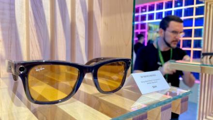 Des lunettes de soleil connectées exposées à Menlo Park, Californie, le 24 septembre 2024, avant le congrès Meta Connect