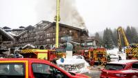 Des pompiers luttent contre un incendie dans un hôtel de la station de Courchevel, le 28 janvier 2026 en Savoie