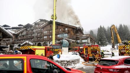 Des pompiers luttent contre un incendie dans un hôtel de la station de Courchevel, le 28 janvier 2026 en Savoie