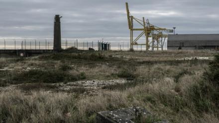 Cette photographie, prise le 27 janvier 2023, montre une vue du terminal portuaire du Verdon-sur-Mer, où l'entreprise Pure-Salmon espère installer une vaste ferme d'élevage et une unité de transformation du saumon sur une superficie de 14 hectares
