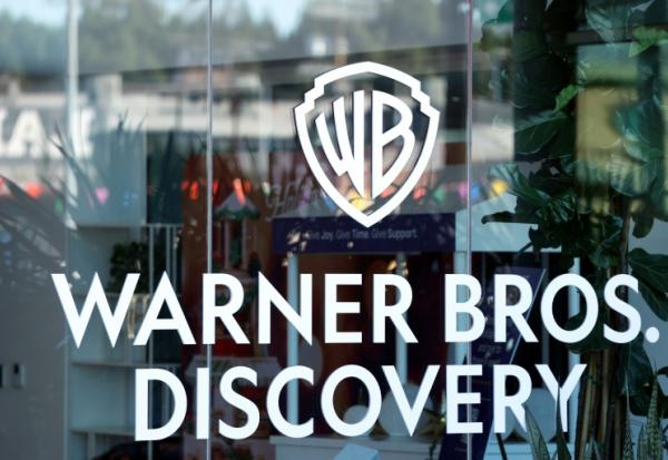 Le logo of Warner Bros. Discovery à l'entrée de bureaux en Californie le 5 décembre 2025