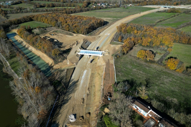 Vue aérienne du chantier de construction de l'A69 à Saix, le 8 décembre 2025 dans le Tarn