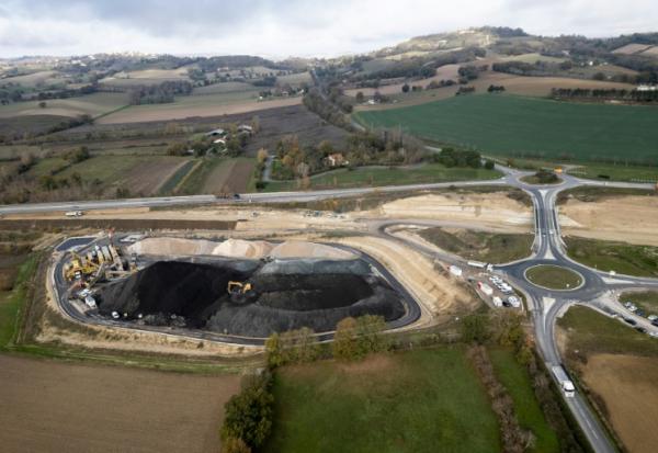 Vue aérienne du chantier de construction de l'autoroute A69 à Puylaurens, le 11 novembre 2025 dans le Tarn