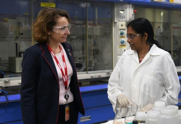 Marie-Ange Debon (à gauche), alors directrice générale adjointe de Suez, s'entretient avec une ingénieure de Suez Water Technologies and Solutions à Bangalore le 30 janvier 2018