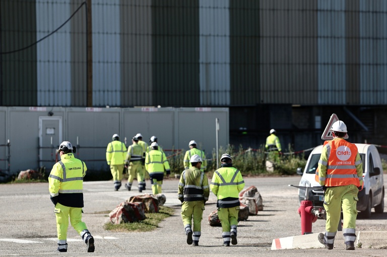 Des employés sur le site industriel du groupe Fibre Excellence à Tarascon, le 14 avril 2026 dans les Bouches-du-Rôhne